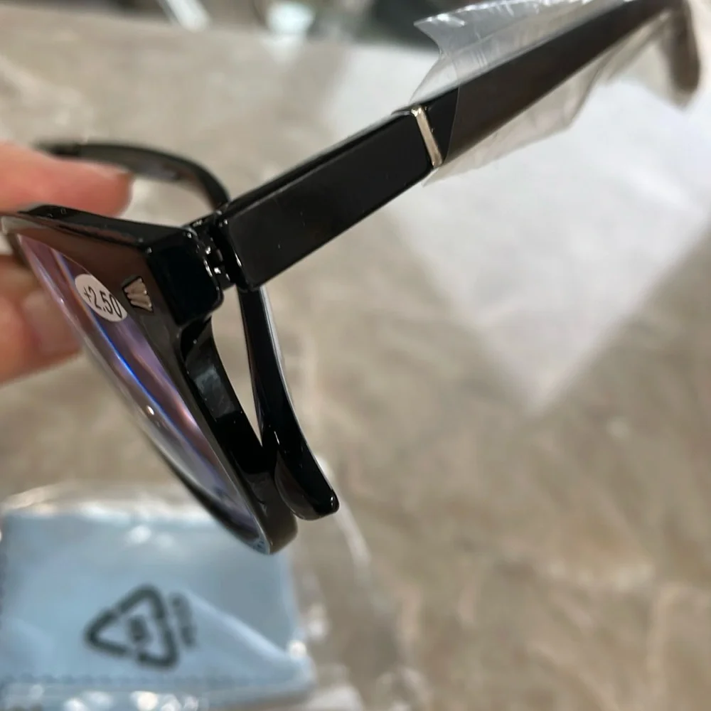 NEW 2.5 readers blue light lens black pop of silver soft bridge spring closure